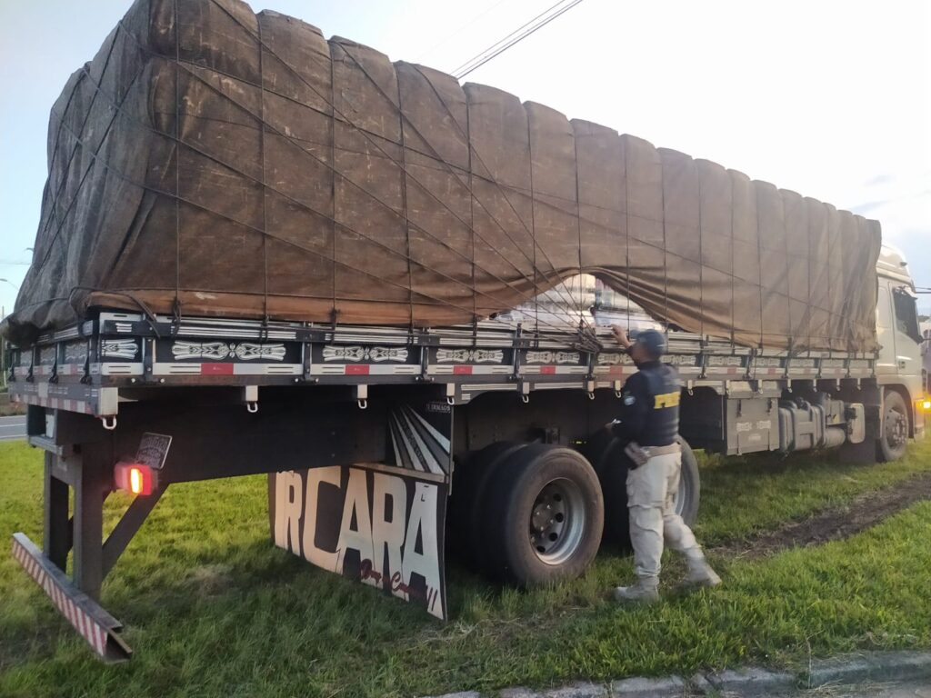 PRF exige que caminhoneiro coloque 108 cintas para segurar carga