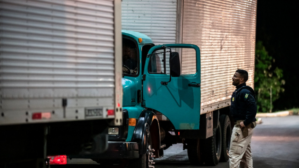 PRF fiscaliza jornada de trabalho dos caminhoneiros durante a madrugada