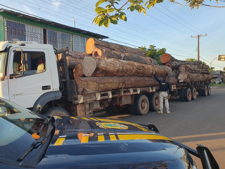 PRF realiza apreensão de 39 m³ de madeira em situação irregular