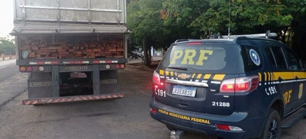 PRF realiza apreensão de aproximadamente 46 m³ de madeira em transporte irregular