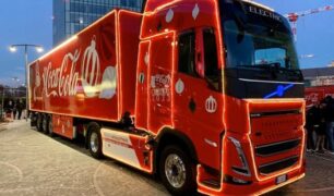 Papai Noel abandona renas para andar de Volvo FH elétrico