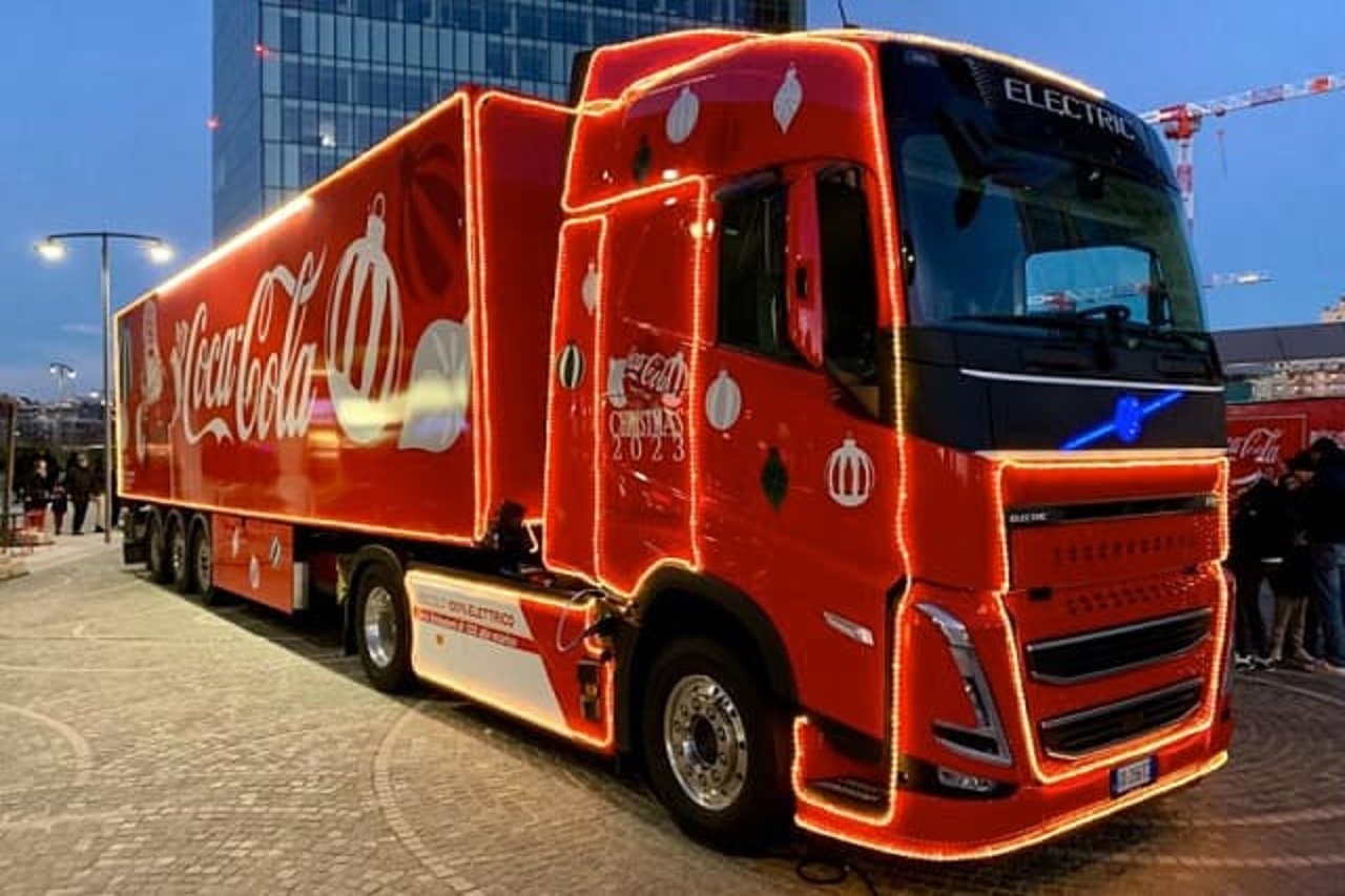 Papai Noel abandona renas para andar de Volvo FH elétrico