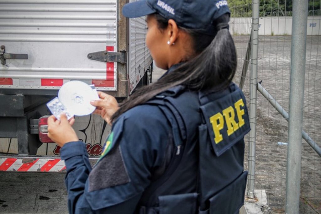 Polícia Rodoviária Federal surpreende caminhoneiro com posse de rebites