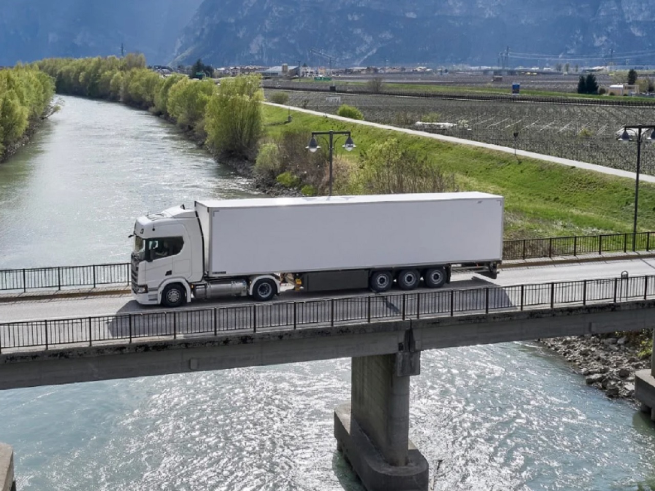 Scania afirma que motores movidos a biogás proporcionam economia de 5% no consumo de combustível