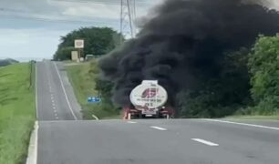 Incêndio em carreta com combustíveis mobiliza bombeiros na BR-153