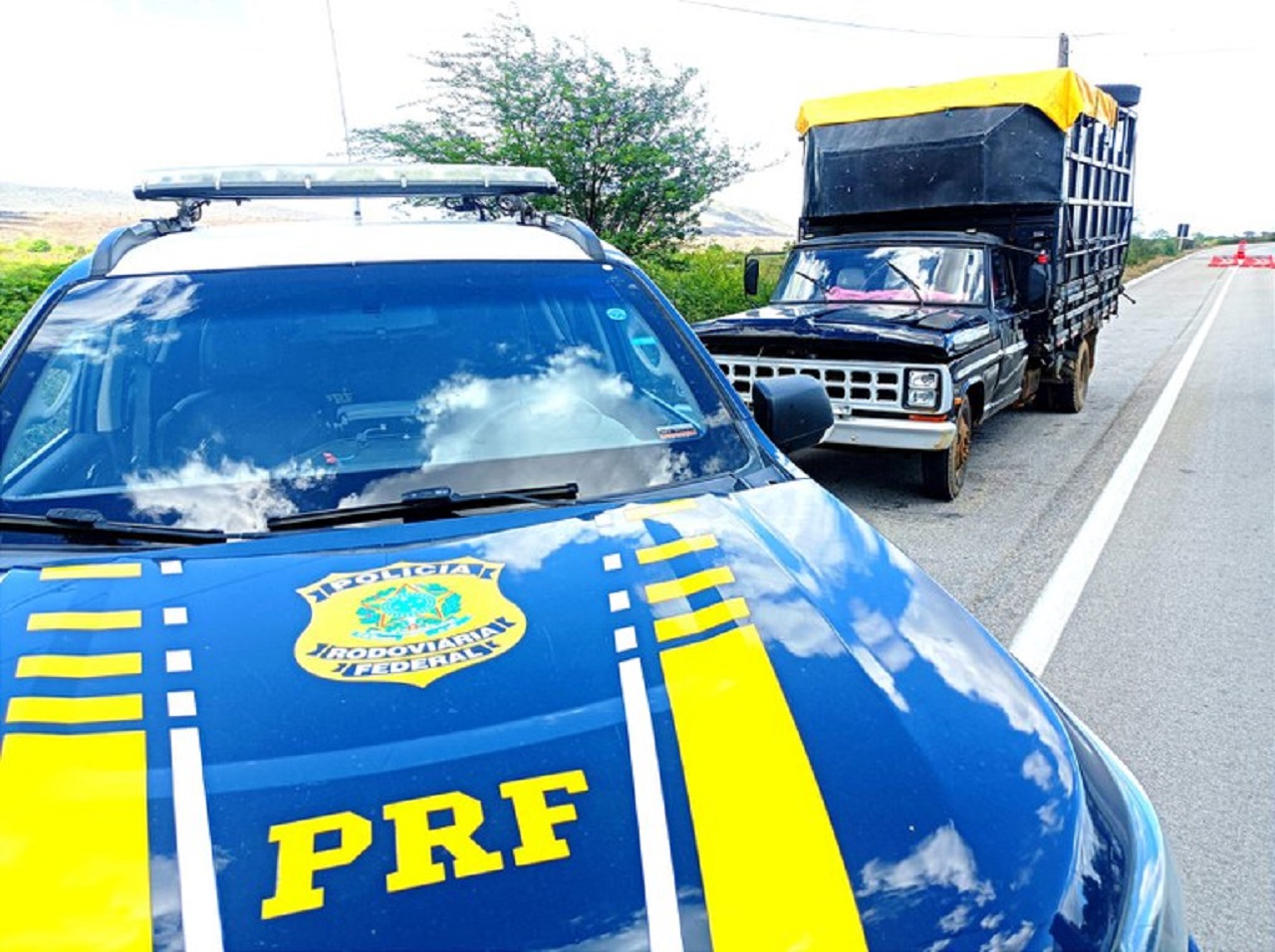 Condutor surpreendido: PRF recupera caminhonete com restrição de furto