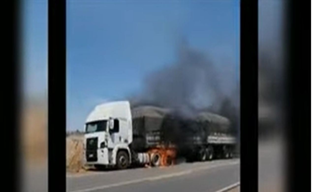 Caminhoneiro assiste ao seu caminhão pegar fogo diante de seus olhos