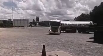 Caminhoneiro realiza manobra inacreditável ao estacionar veículo