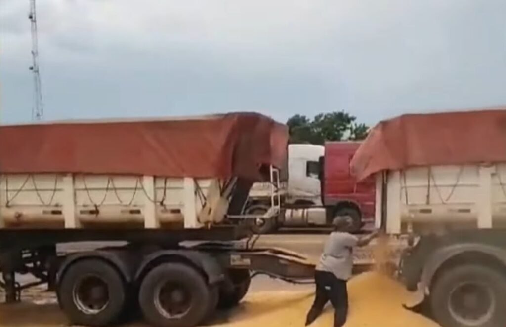 Caminhoneiro se desespera ao ver a carga do veículo cair no chão no local errado