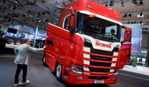 Scania entrega 50 caminhões a gás para transportadora italiana