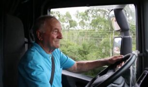 A estrada é sua história: a inspiração de seu João, o caminhoneiro de 80 anos