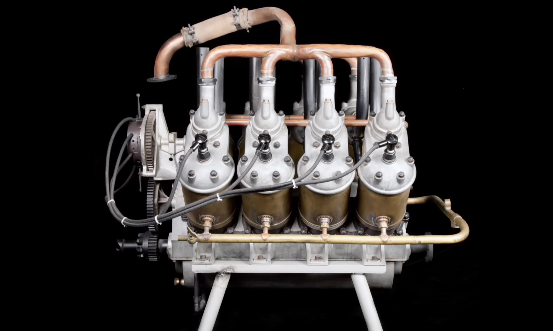 A história fascinante do motor V8: do visionário Léon Levavasseur ao sucesso global