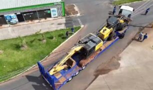Caminhão carregado com duas retroescavadeiras derruba poste em Minas Gerais