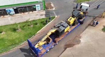 Caminhão carregado com duas retroescavadeiras derruba poste em Minas Gerais