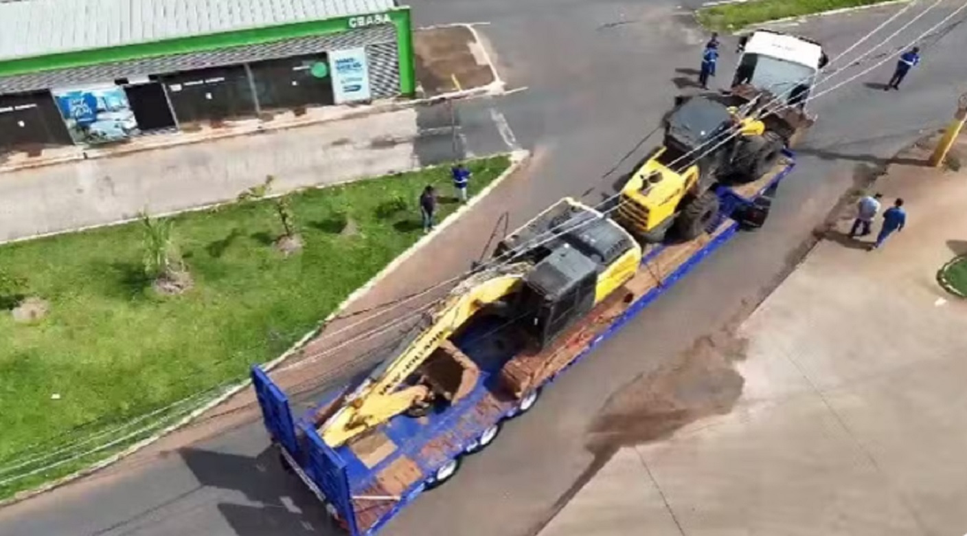 Caminhão carregado com duas retroescavadeiras derruba poste em Minas Gerais