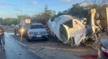 Caminhão desgovernado atinge carros e mata ciclista em Cambeba