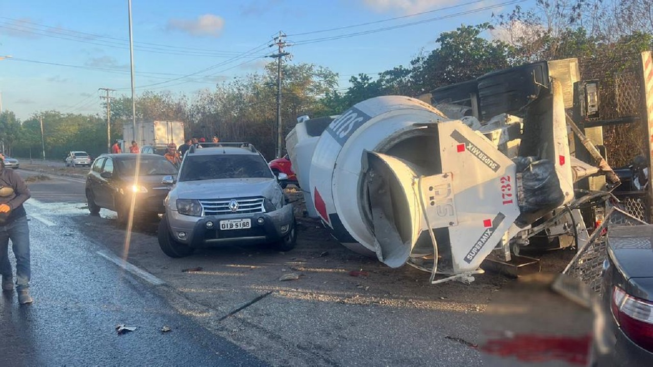 Caminhão desgovernado atinge carros e mata ciclista em Cambeba