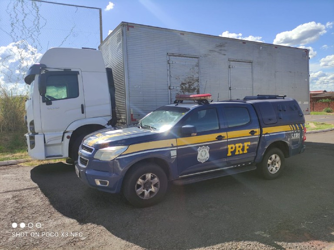 Caminhão roubado é recuperado pela PRF e condutor é preso por receptação