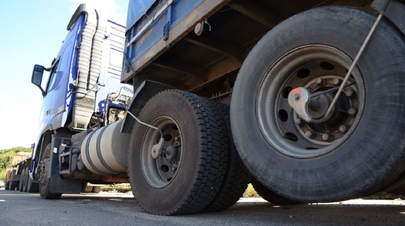 Projeto de lei quer mudar cobrança de pedágio para caminhões com eixo suspenso