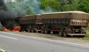 Caminhoneiro coloca fogo em caminhão após irritação com o proprietário do veículo
