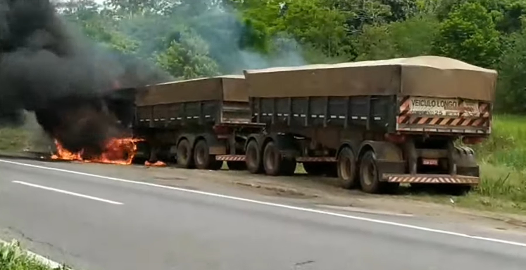 Caminhoneiro coloca fogo em caminhão após irritação com o proprietário do veículo