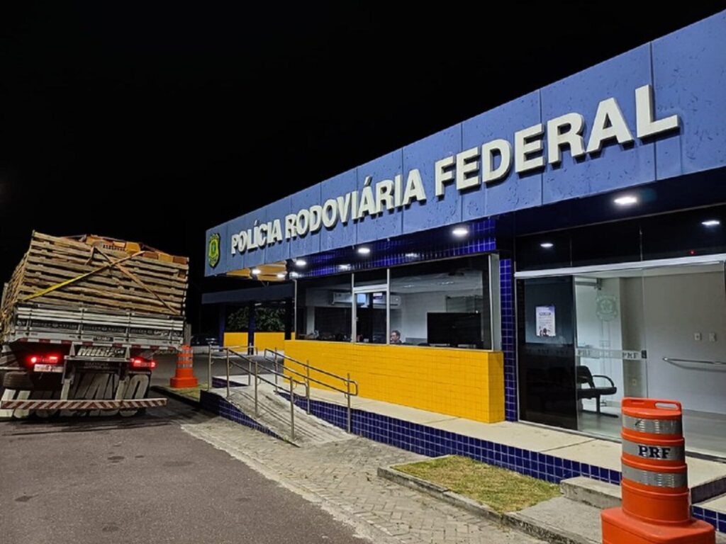 Caminhoneiro é pego transportando mercadoria sem nota fiscal pela PRF