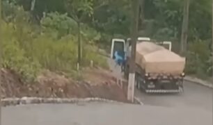 Caminhoneiro pula de caminhão em movimento após perder o controle do veículo em uma descida