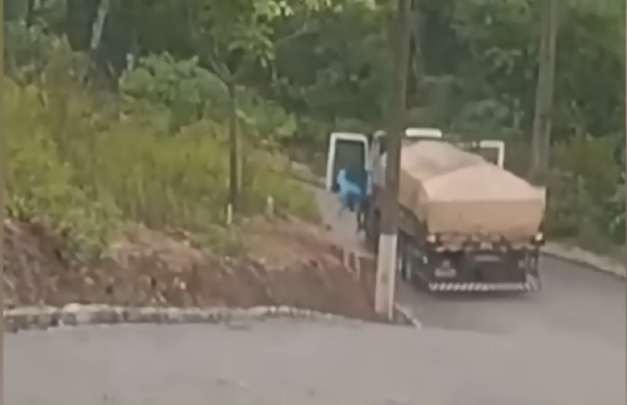 Caminhoneiro pula de caminhão em movimento após perder o controle do veículo em uma descida