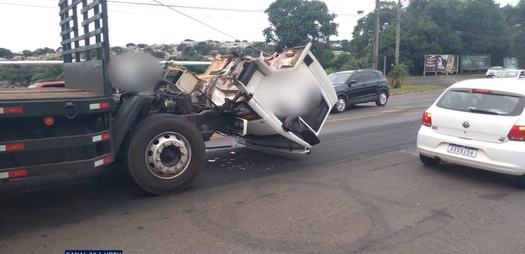 Caminhoneiro quase morre após cabine ceder em procedimento