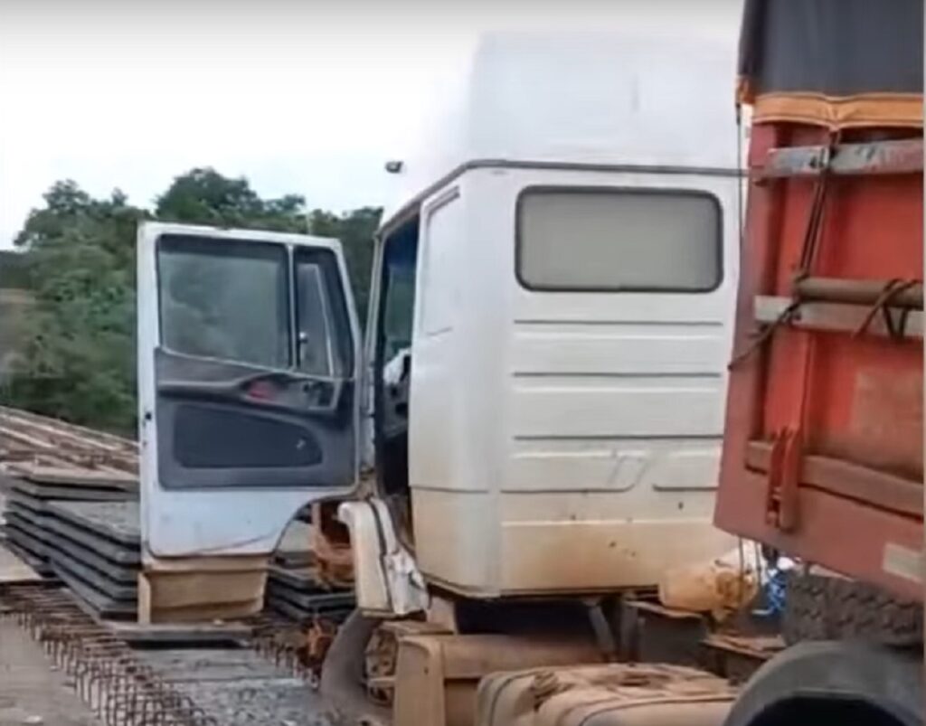 Caminhoneiro tenta passar em ponte em construção e quase se dar mal