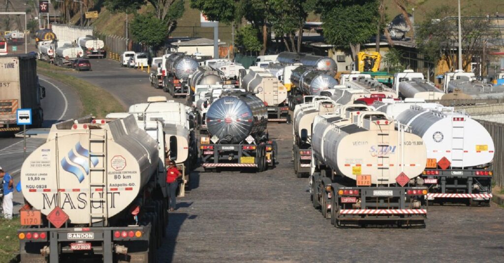 Caminhoneiros ameaçam entrar em greve em janeiro