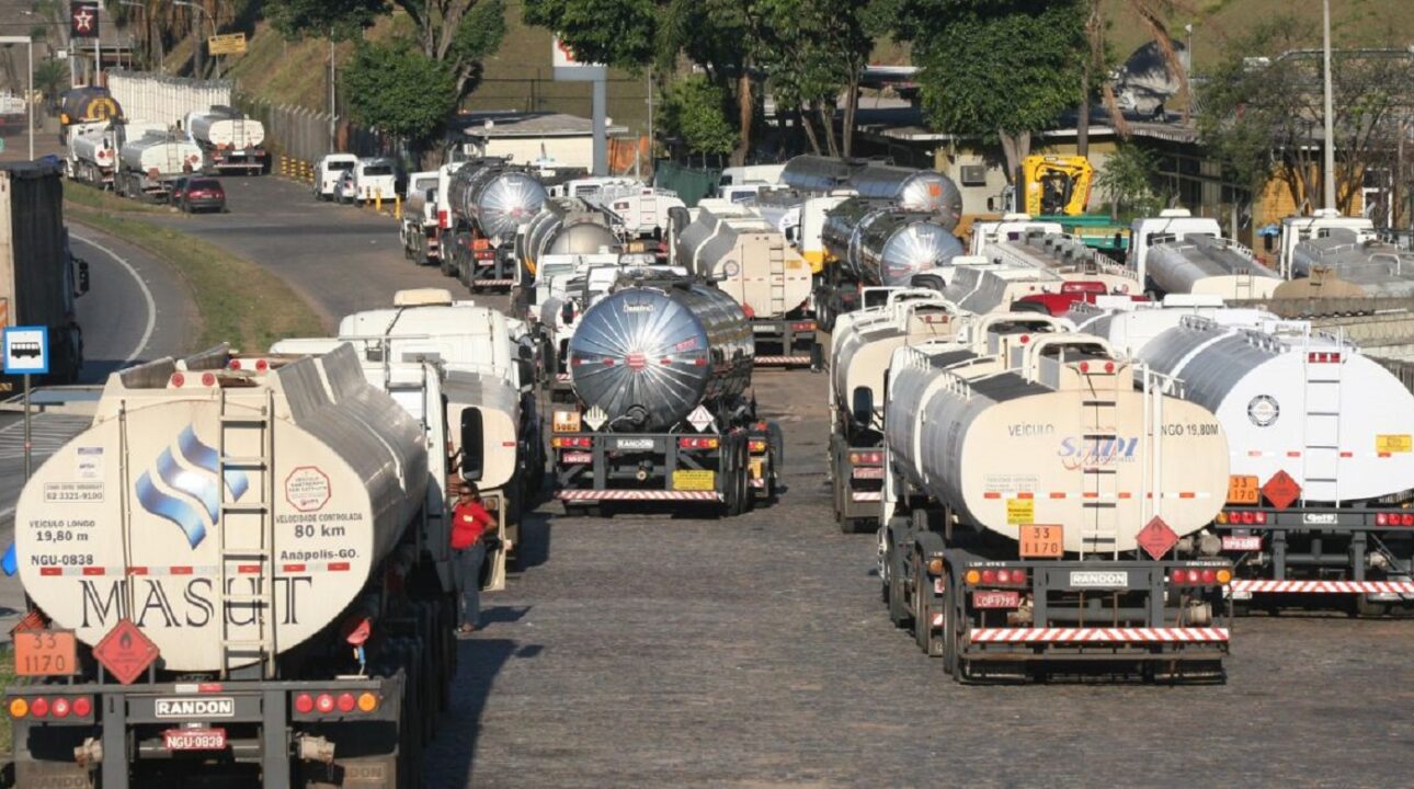 Caminhoneiros ameaçam entrar em greve em janeiro