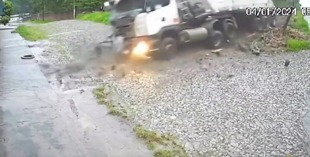 Carreta descontrolada atinge casas em Divinópolis, Minas Gerais