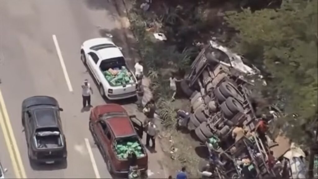 Carreta é saqueada após tombar em Belo Horizonte