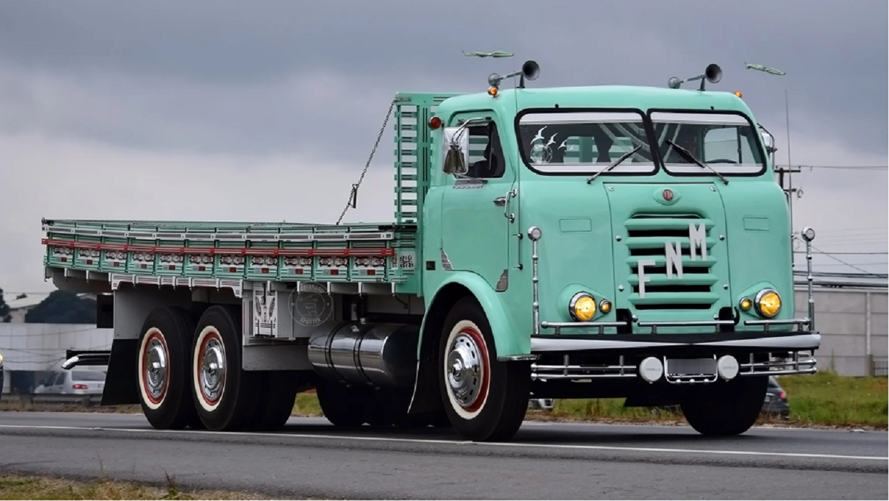 Conheça o FNM 180, o caminhão que levou o Brasil nas costas
