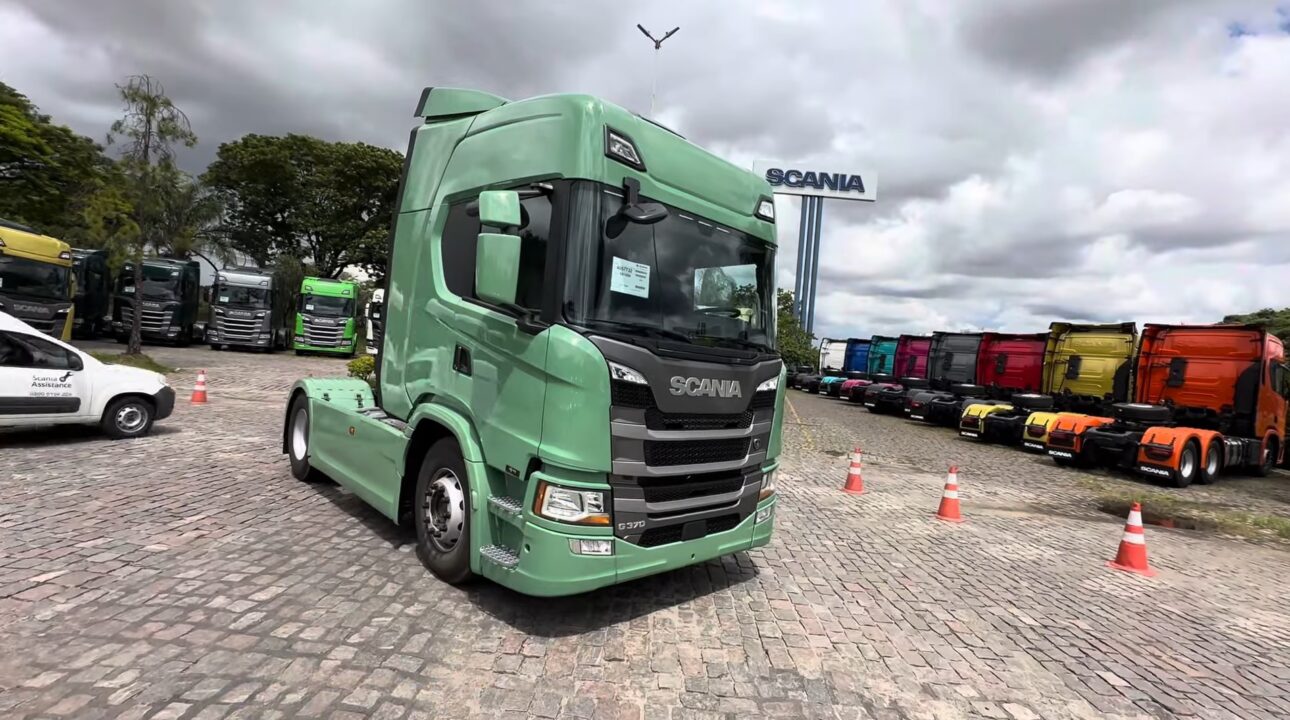 Conheça o primeiro Scania 370 G Highline, verde acinzentado, na versão 4×2