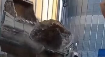 Homens não seguem limite de pbt de caminhão e carga destrói carroceria do veículo