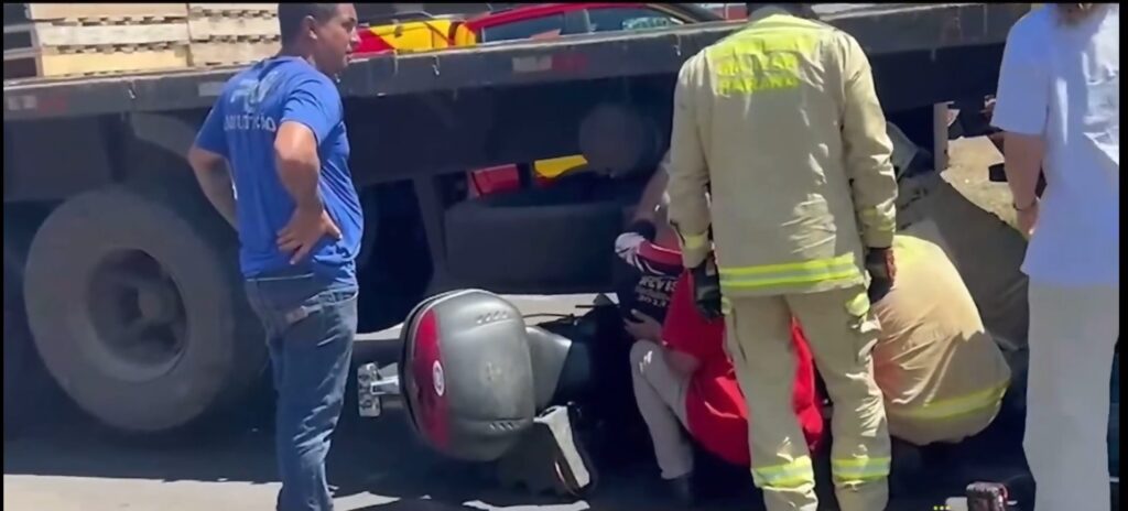 Motociclista, de 62 anos, escapa da morte após ser arrastado por carreta