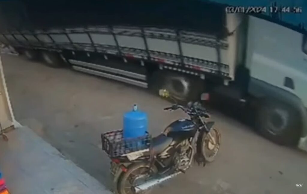 Motociclista quase é esmagado por caminhão em Pernambuco