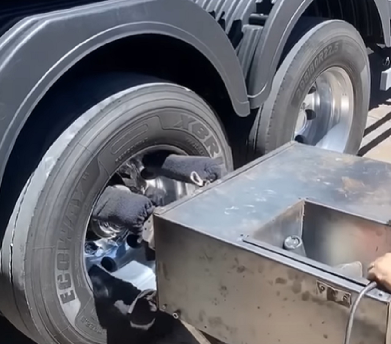 Nova forma de polir caminhão impressiona na web