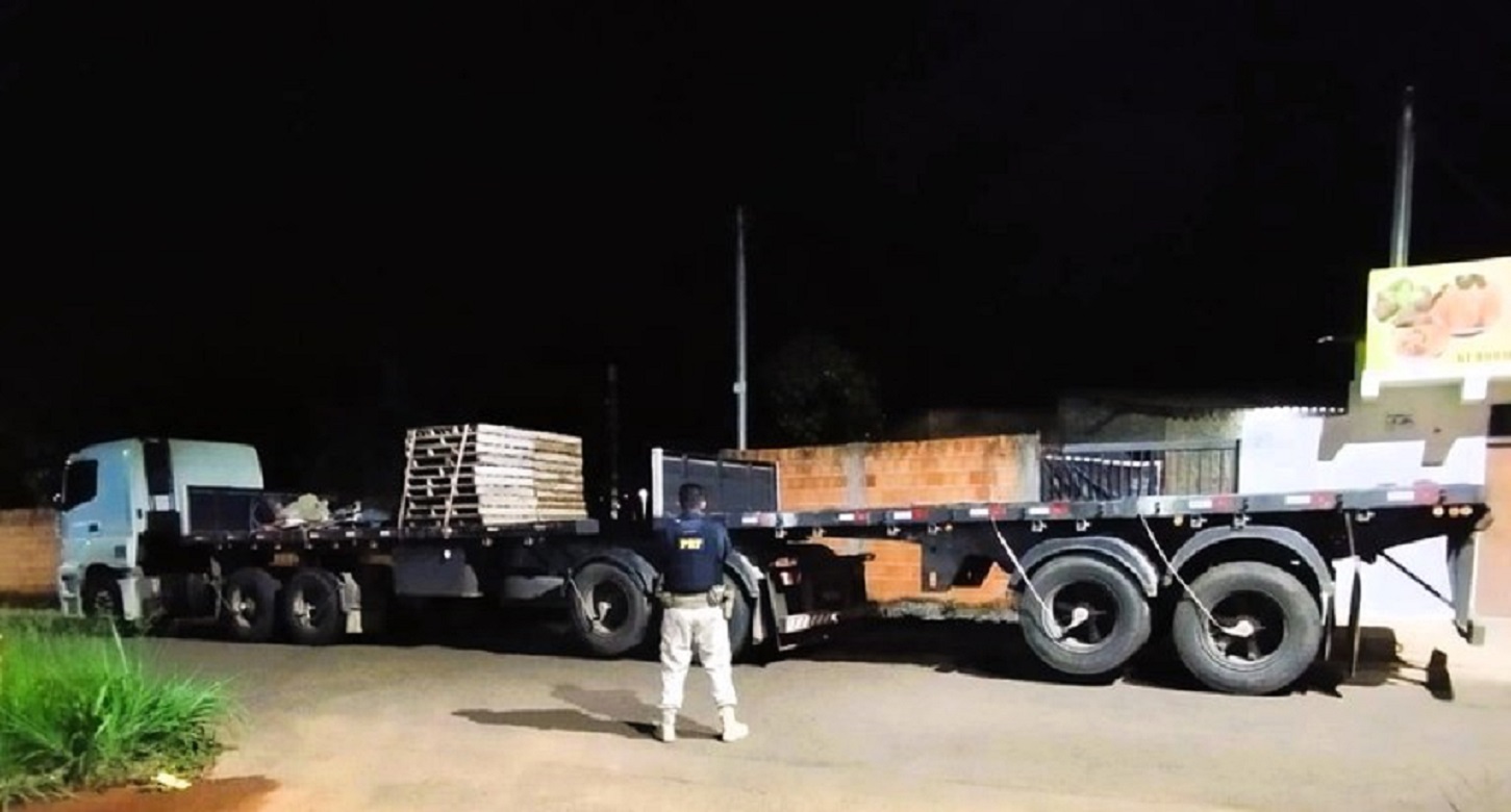 PRF apreende caminhão adulterado em Formosa, Goiás