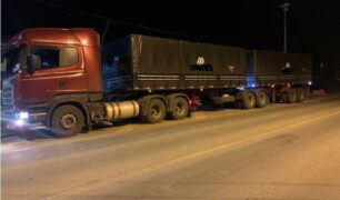 PRF apreende caminhão que transportava carga de feijão sem nota fiscal