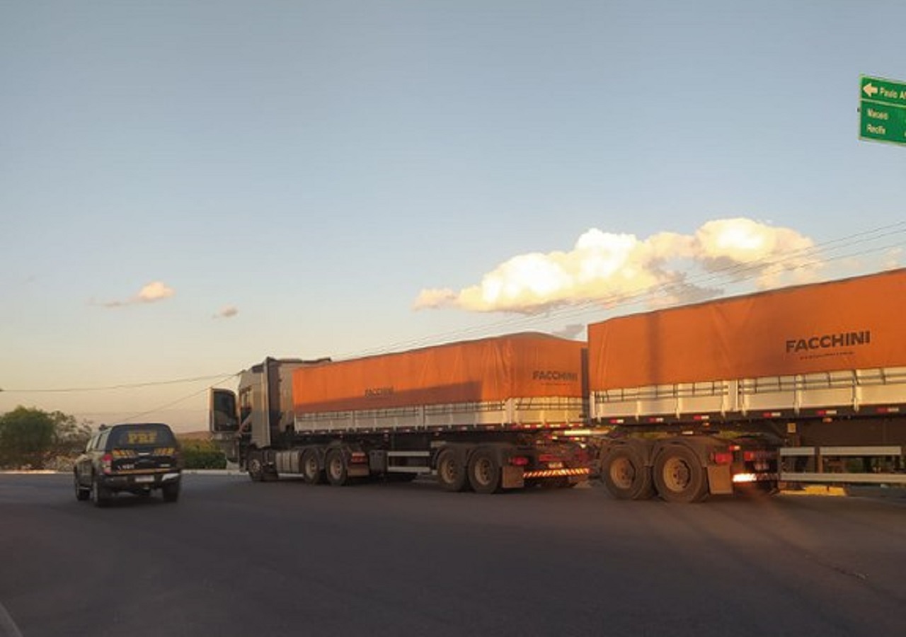 PRF apreende dois caminhões com mais de 100 toneladas de excesso de peso