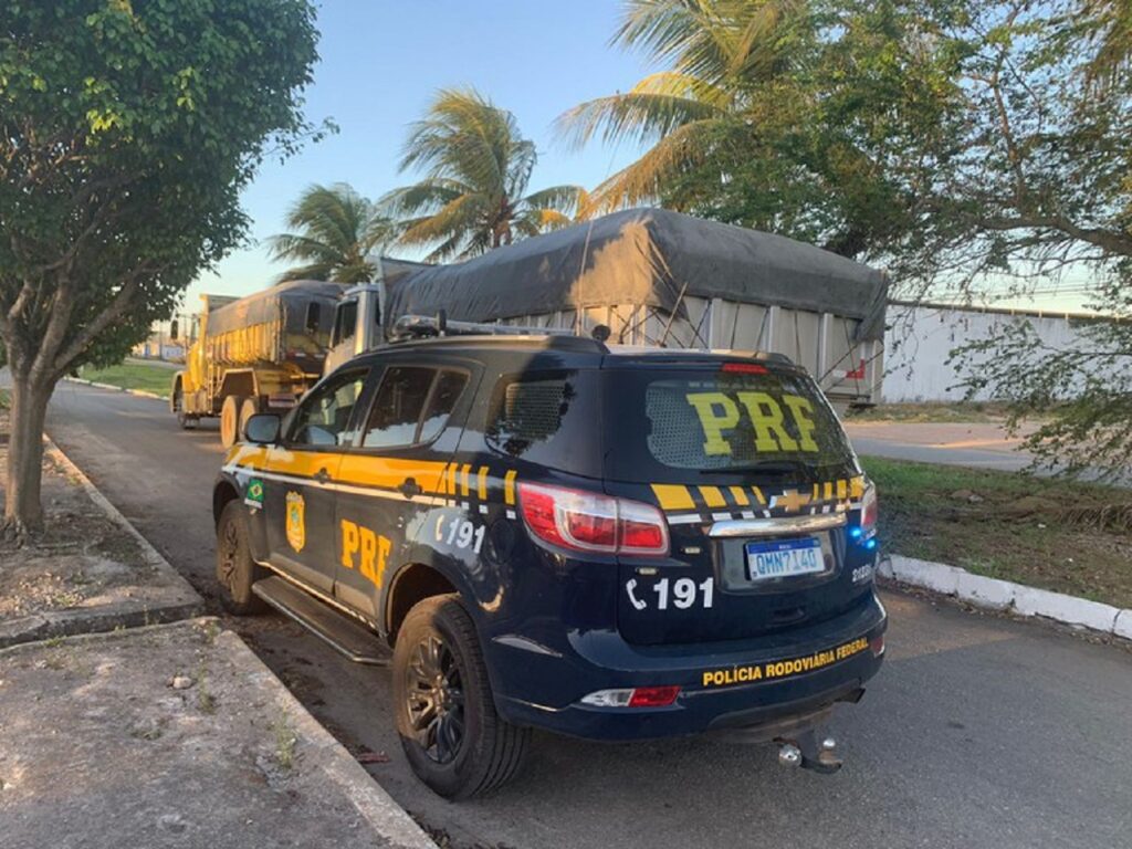 PRF atua dois caminhoneiros que levavam o carregamento de minério