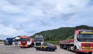 PRF faz operação na Rodovia Presidente Dutra contra o excesso de peso em caminhões