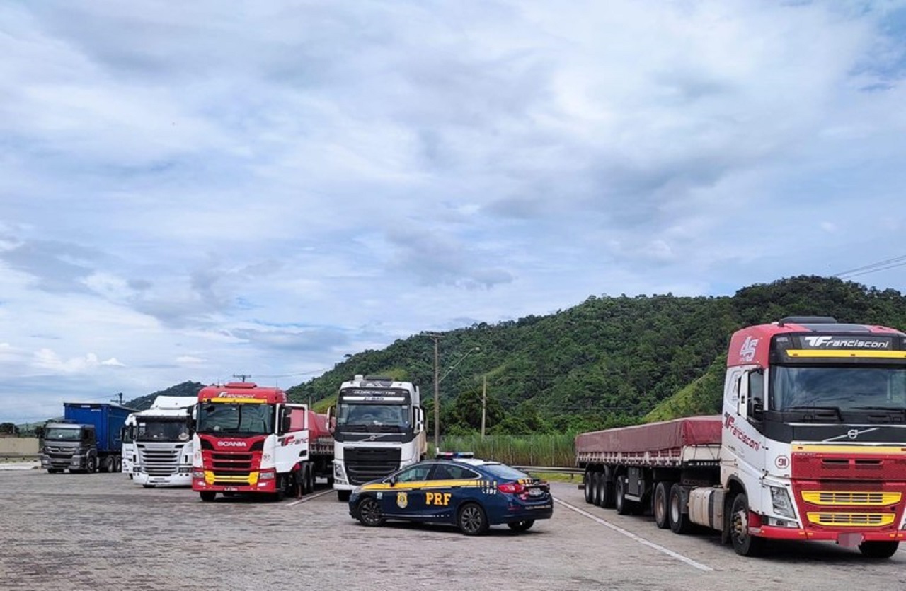 PRF faz operação na Rodovia Presidente Dutra contra o excesso de peso em caminhões