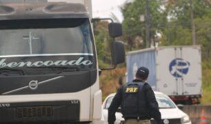 PRF flagra caminhoneiro com rebite na BR-101, em Sergipe