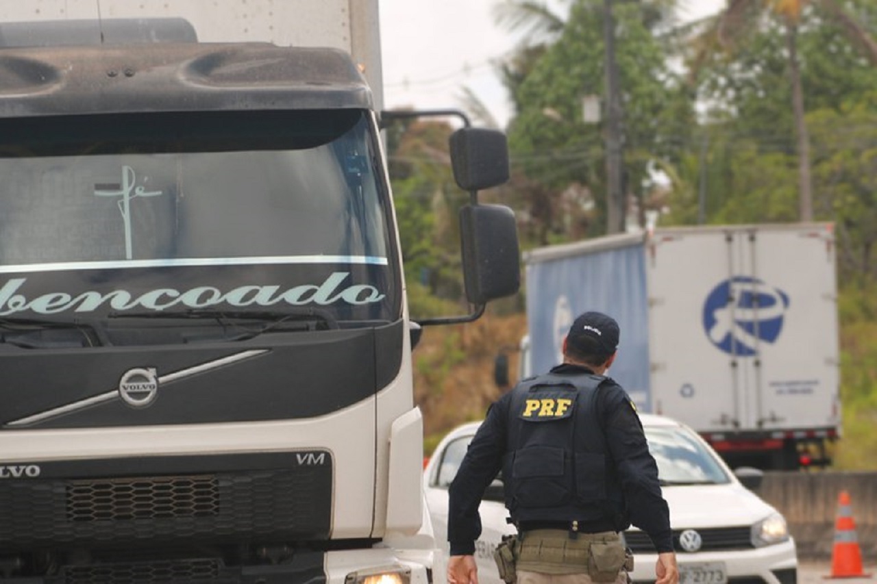 PRF flagra caminhoneiro com rebite na BR-101, em Sergipe