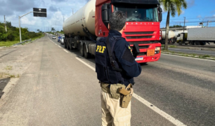 PRF flagra caminhoneiro dirigindo com CNH suspensa e irregularidades em rodovia sergipana