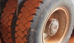 Pedra presa em pneu quase provoca tragédia